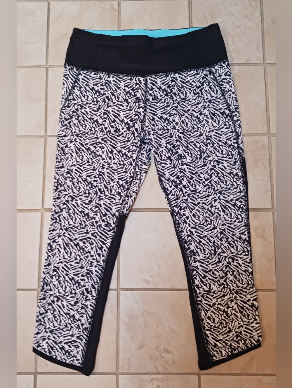 ❤️Lululemon Black & White Printed Leggings with Light Blue Waistband❤️